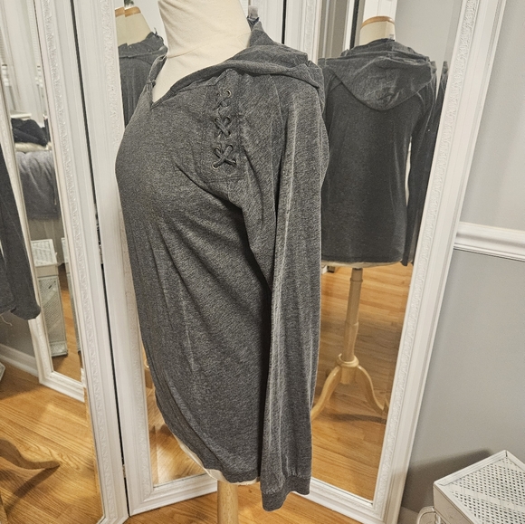 MVSport Hooded Longsleeve Shirt with Laceup Shoulder Detail Grey Size M - Picture 5 of 6